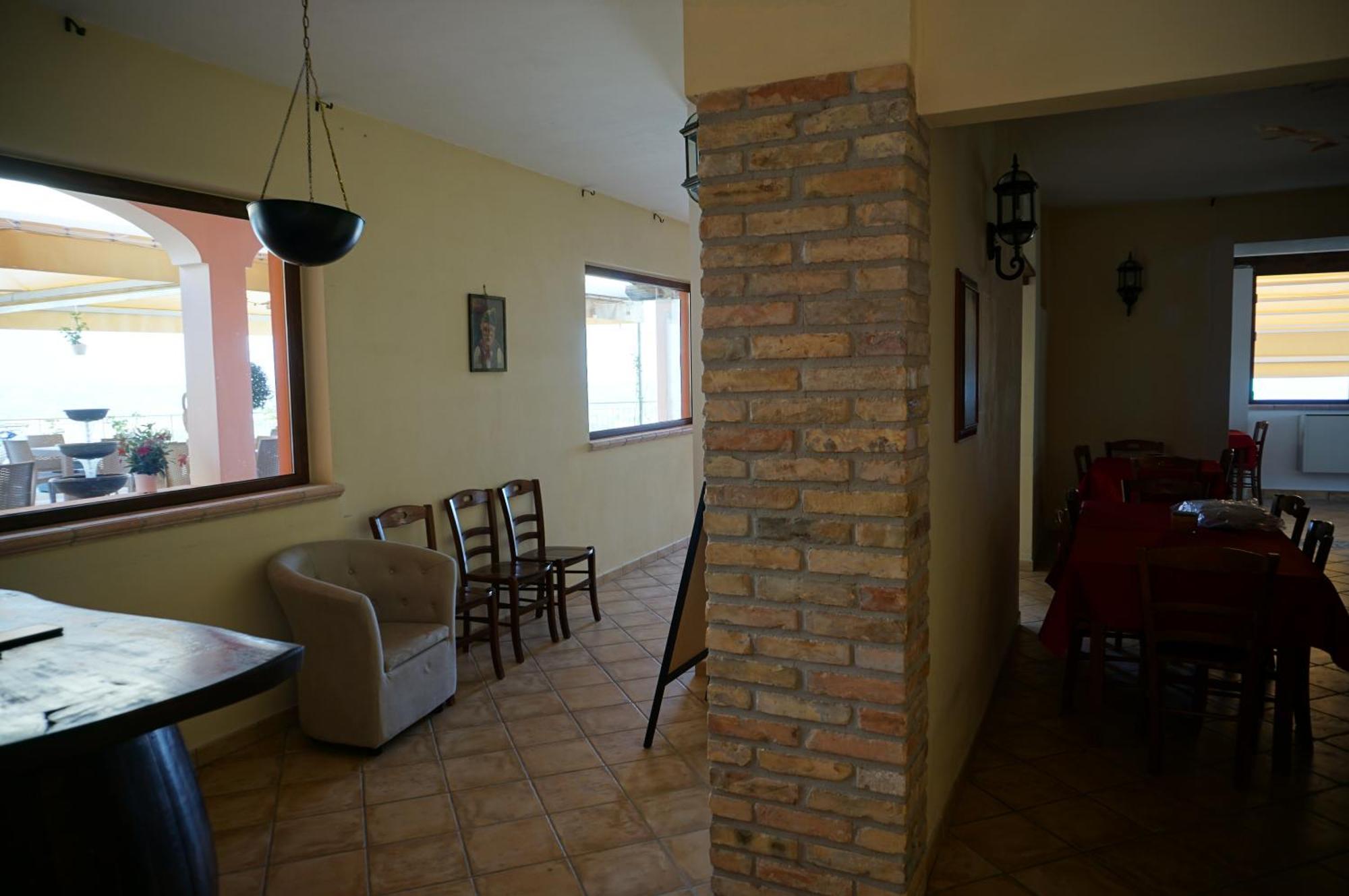 La Terrazza Motta Bed and Breakfast Atri Exteriör bild