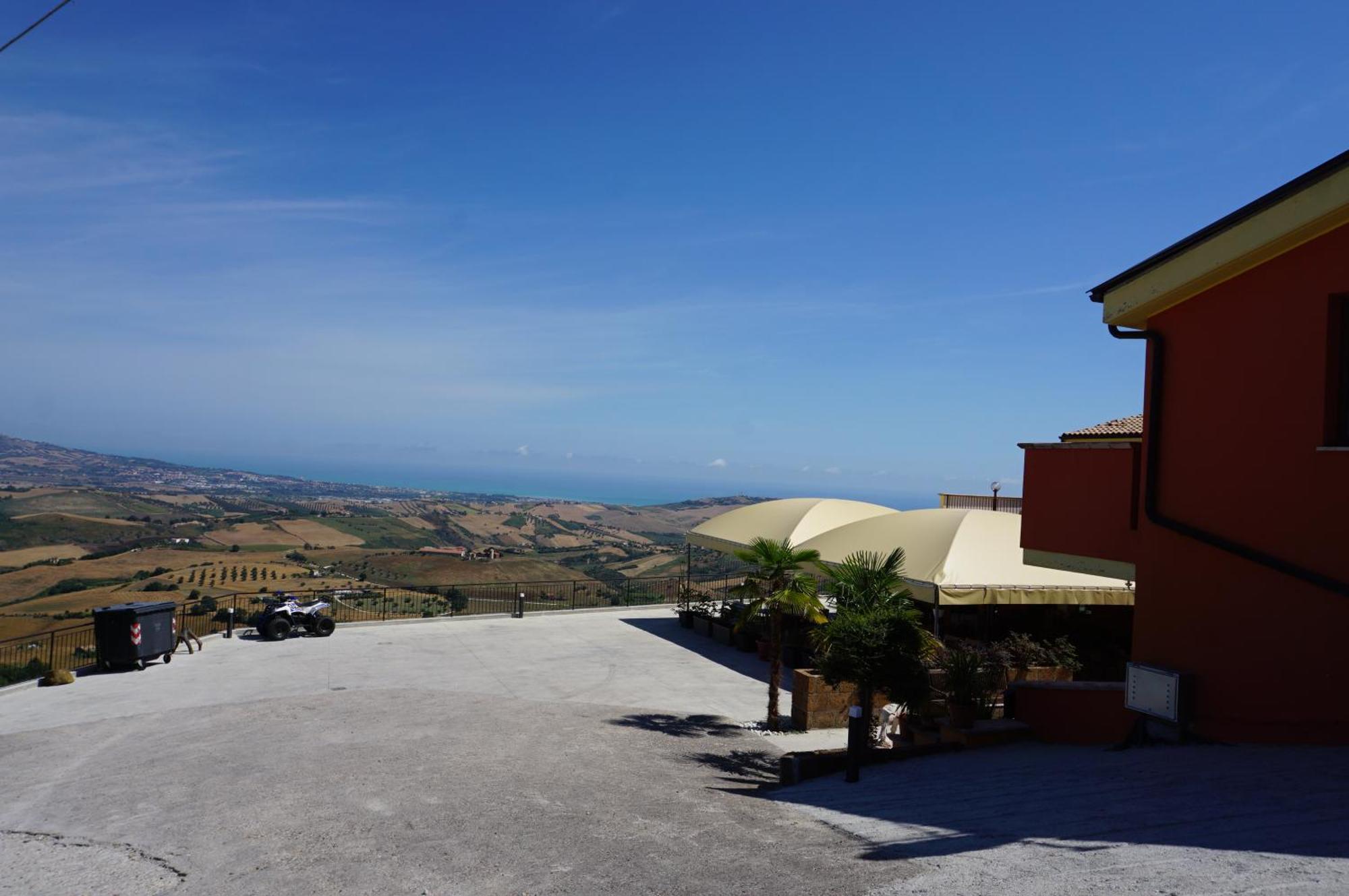 La Terrazza Motta Bed and Breakfast Atri Exteriör bild