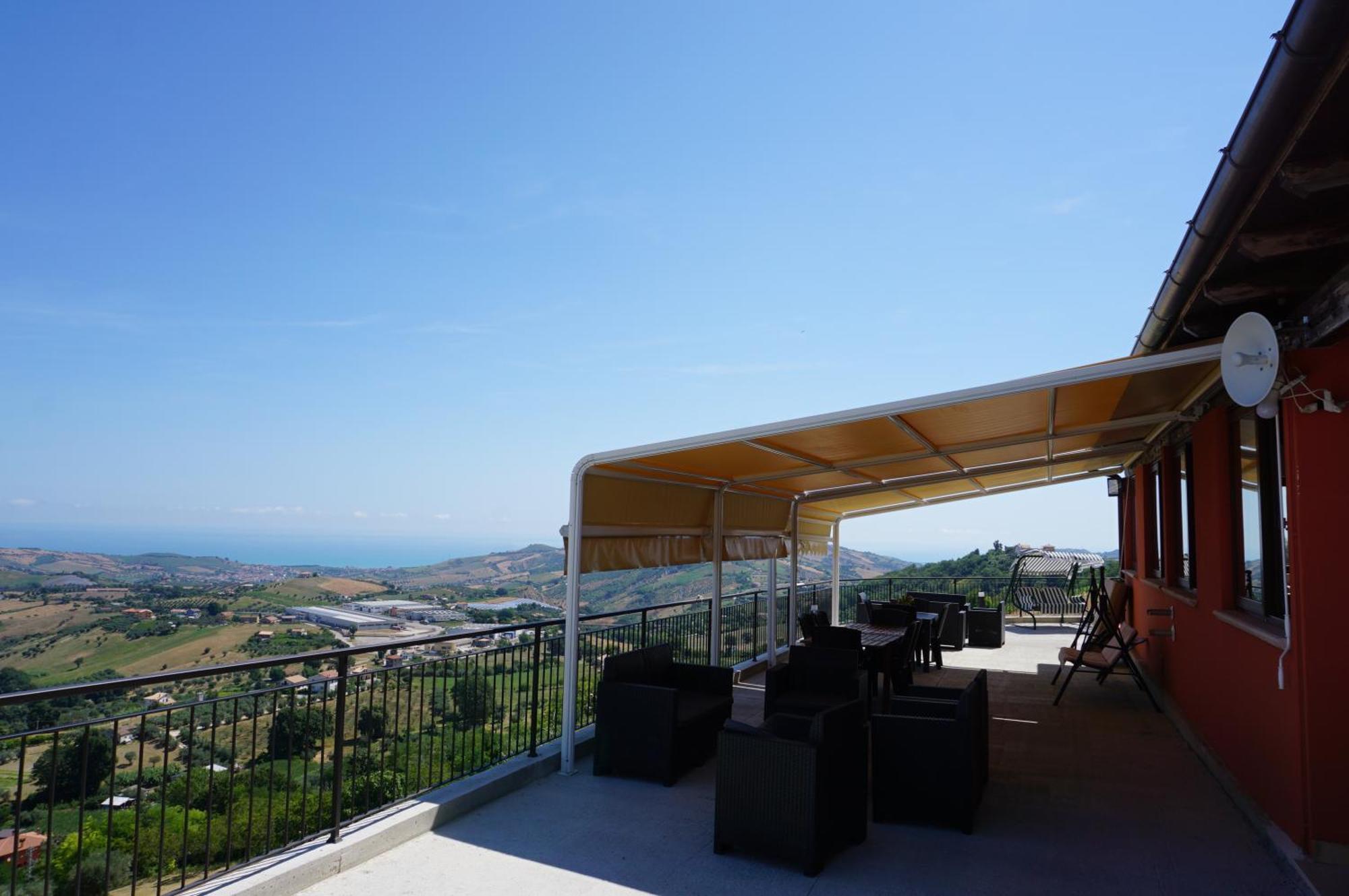 La Terrazza Motta Bed and Breakfast Atri Exteriör bild