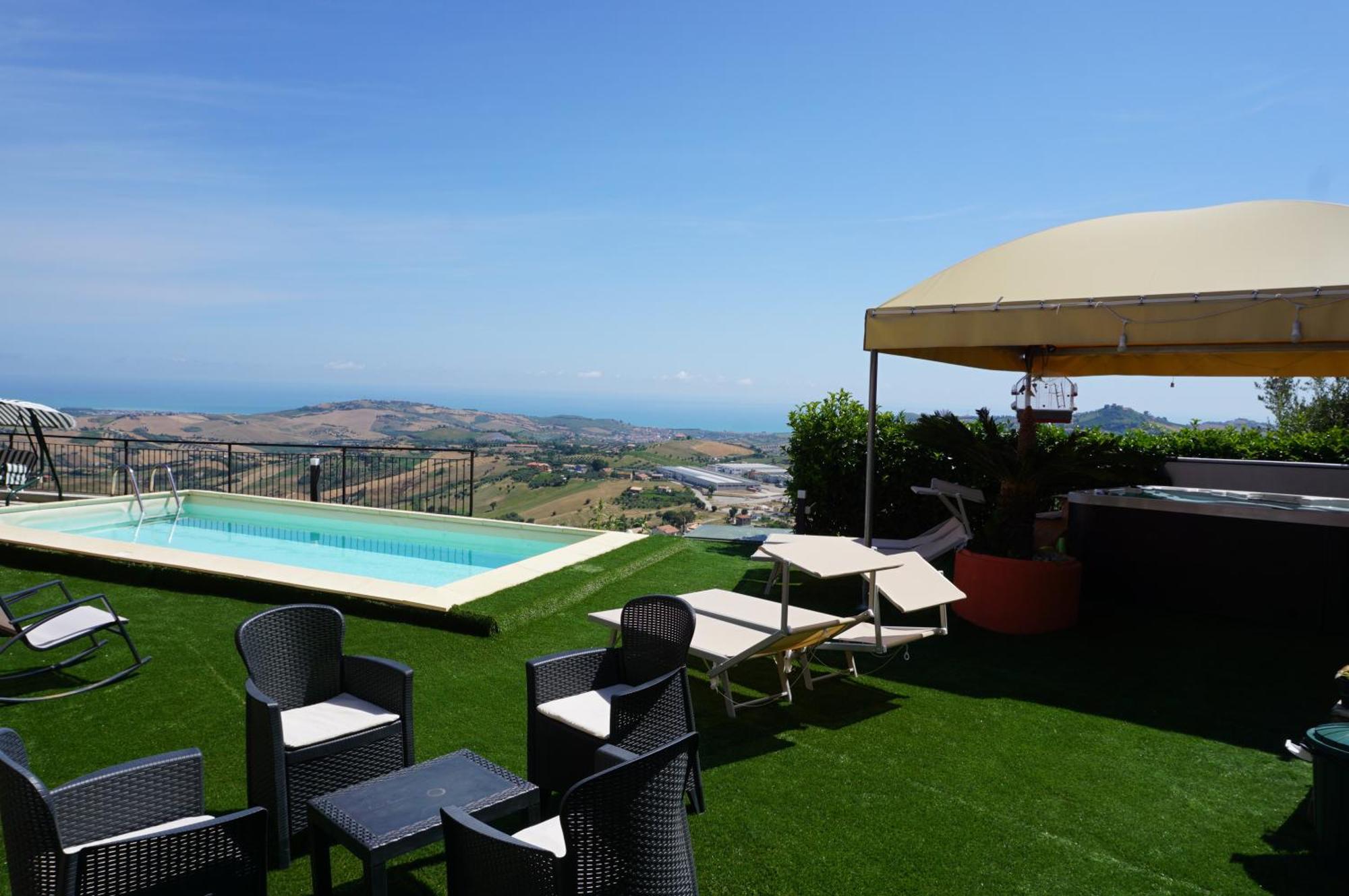 La Terrazza Motta Bed and Breakfast Atri Exteriör bild