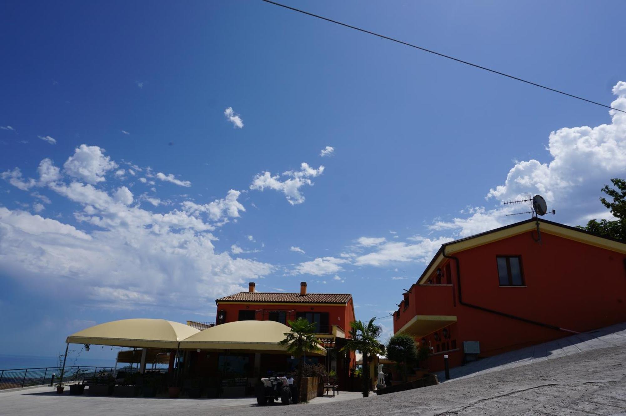 La Terrazza Motta Bed and Breakfast Atri Exteriör bild
