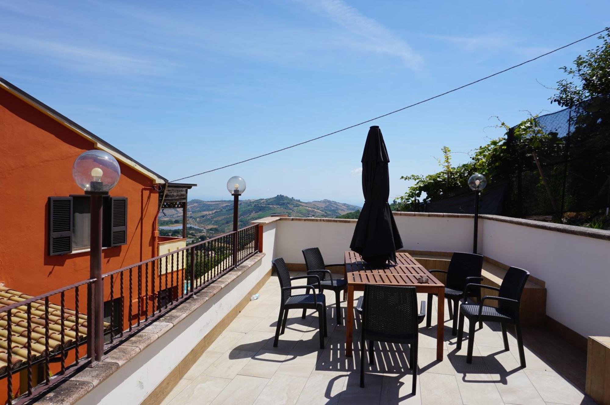 La Terrazza Motta Bed and Breakfast Atri Exteriör bild
