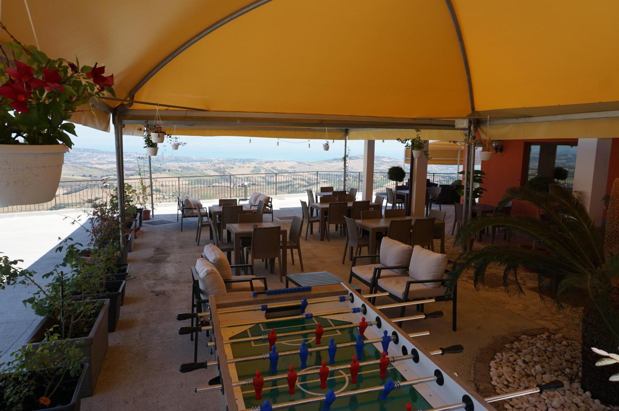 La Terrazza Motta Bed and Breakfast Atri Exteriör bild