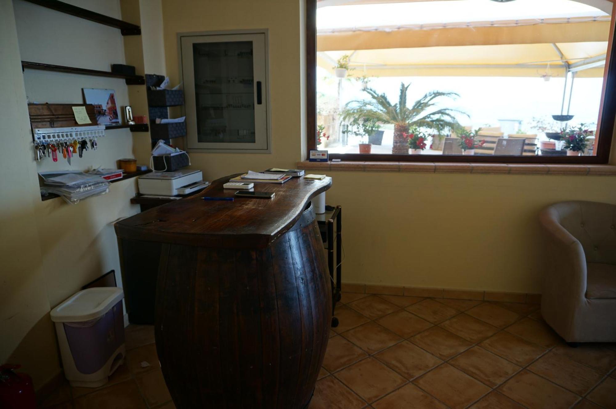 La Terrazza Motta Bed and Breakfast Atri Exteriör bild