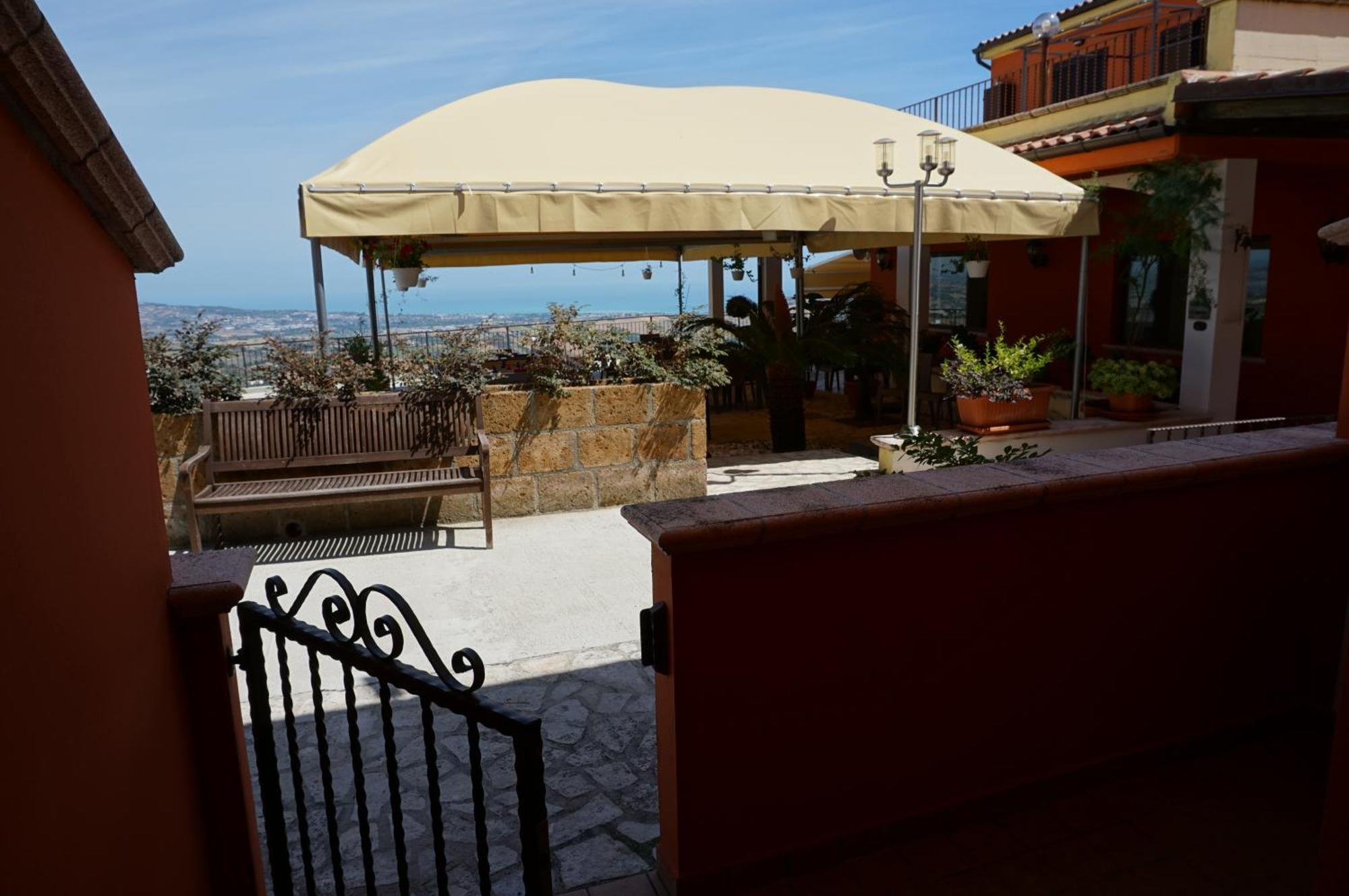 La Terrazza Motta Bed and Breakfast Atri Exteriör bild