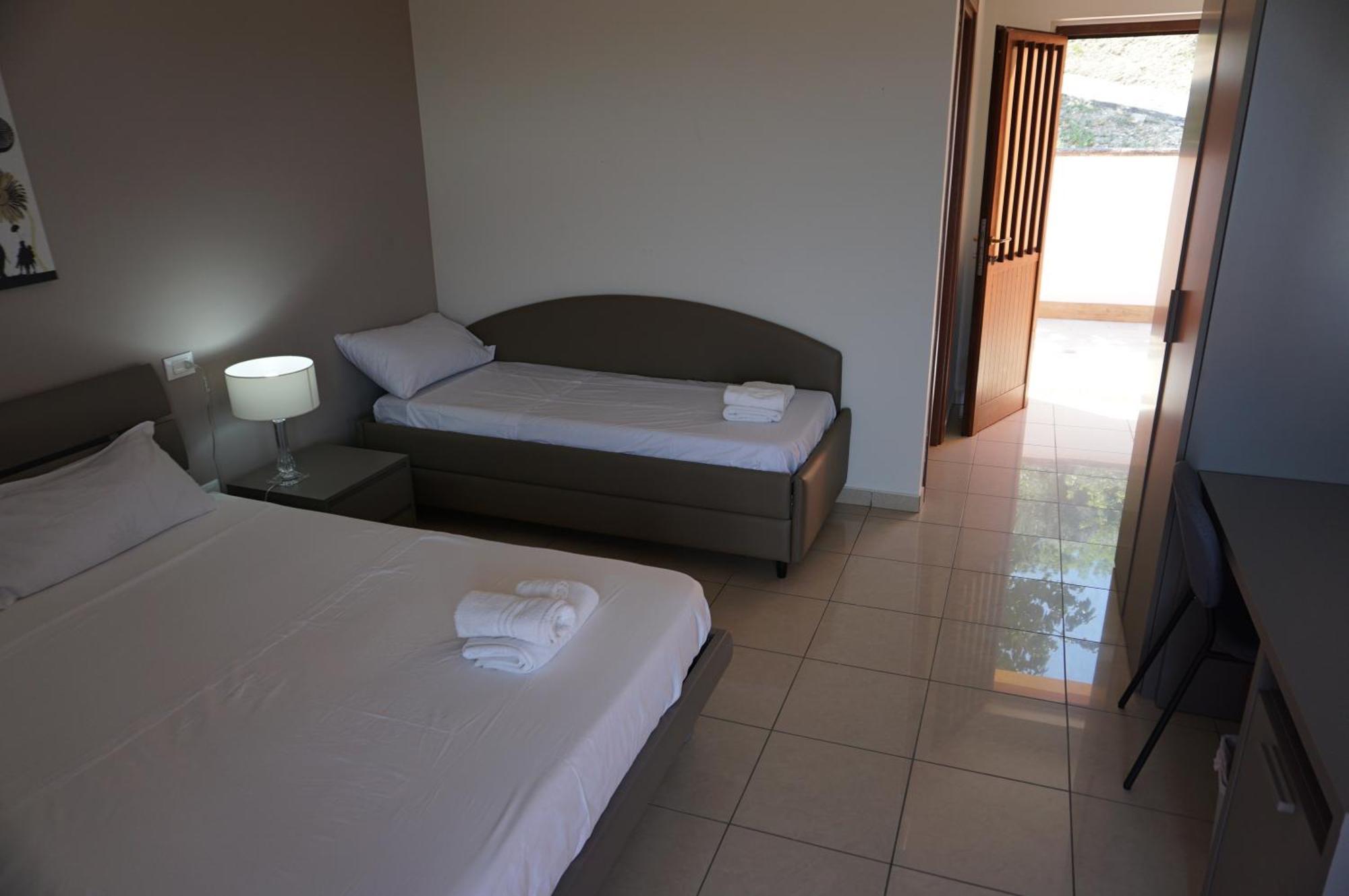 La Terrazza Motta Bed and Breakfast Atri Exteriör bild