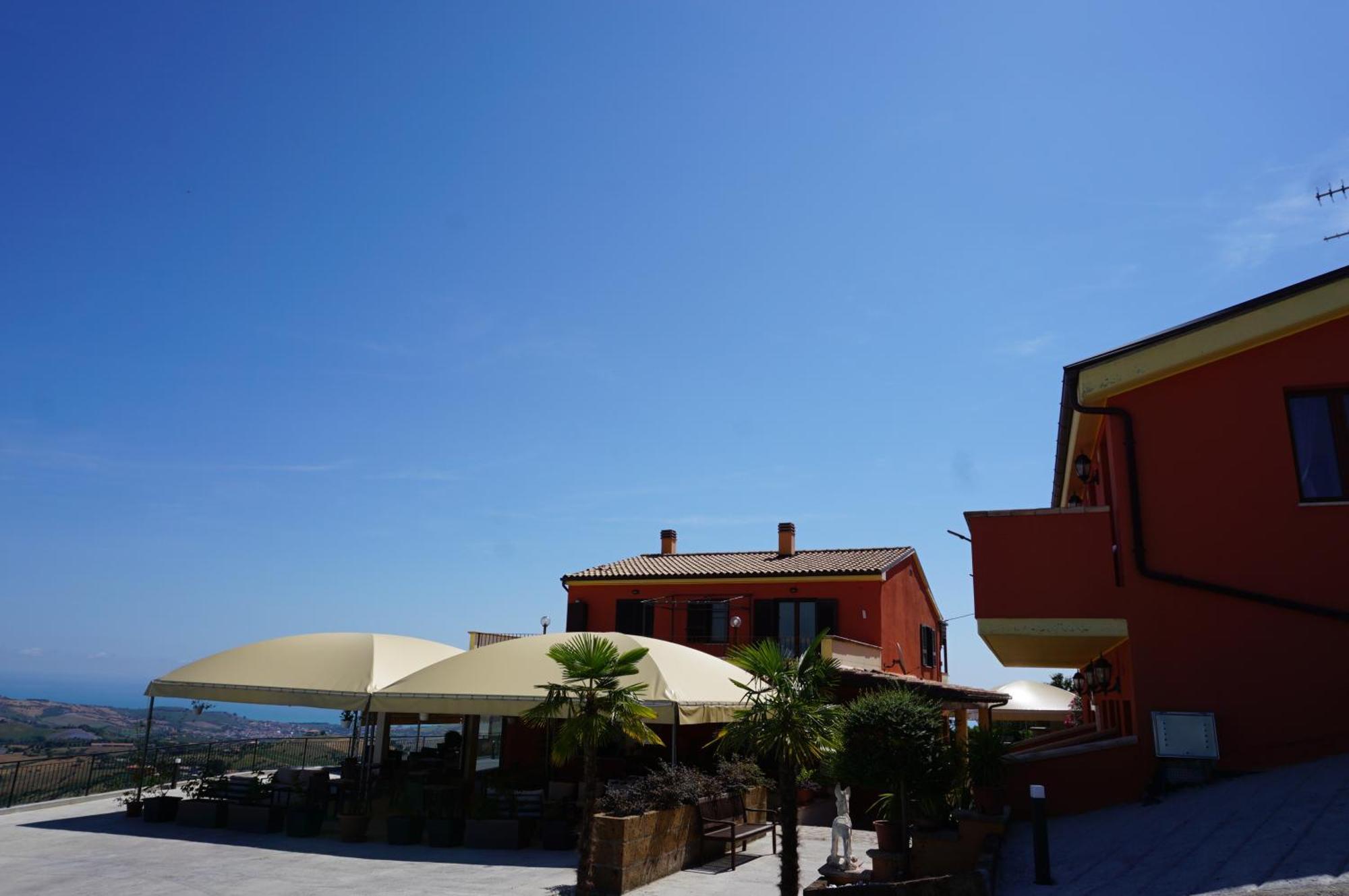 La Terrazza Motta Bed and Breakfast Atri Exteriör bild