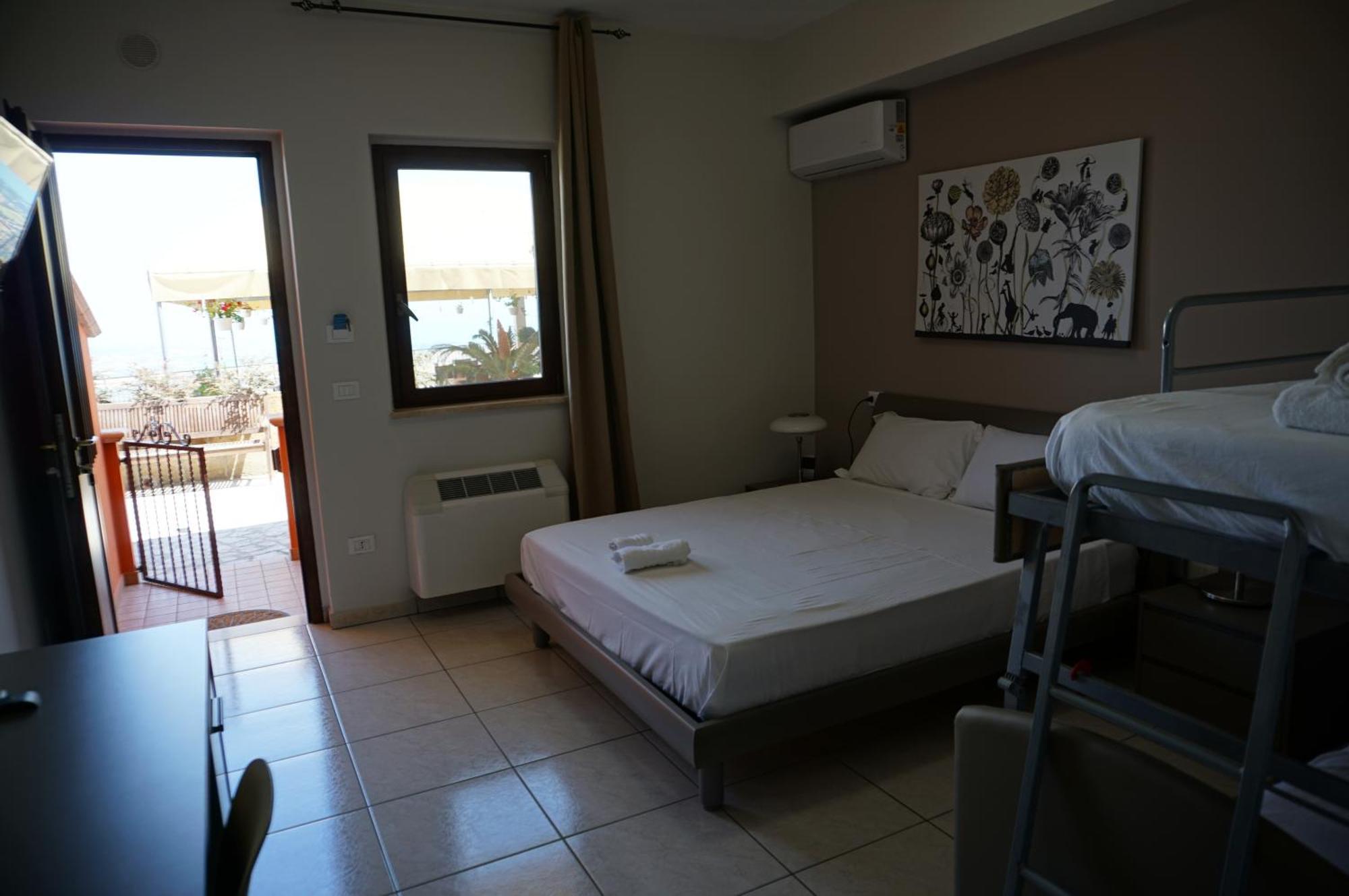 La Terrazza Motta Bed and Breakfast Atri Exteriör bild