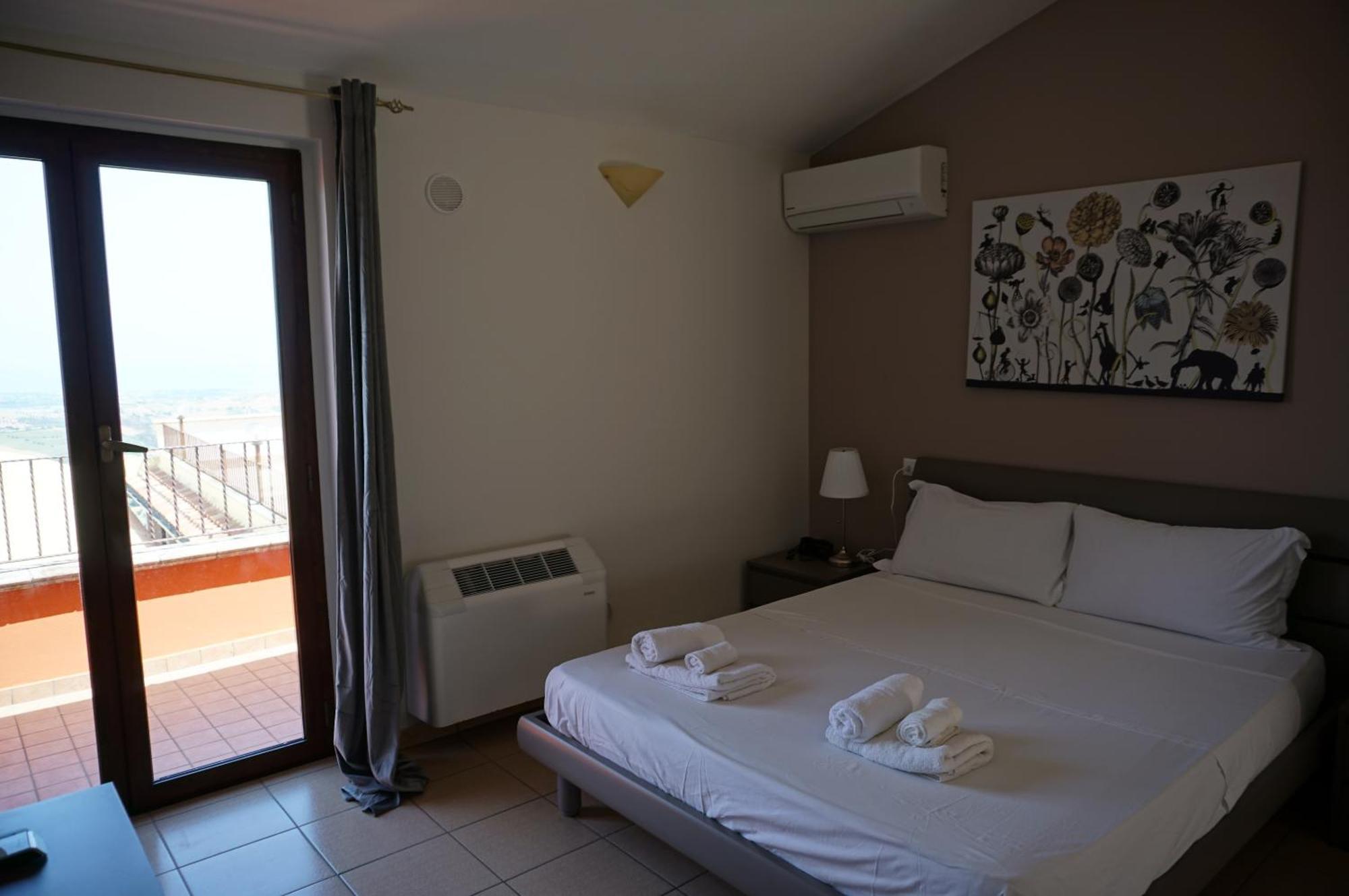 La Terrazza Motta Bed and Breakfast Atri Exteriör bild