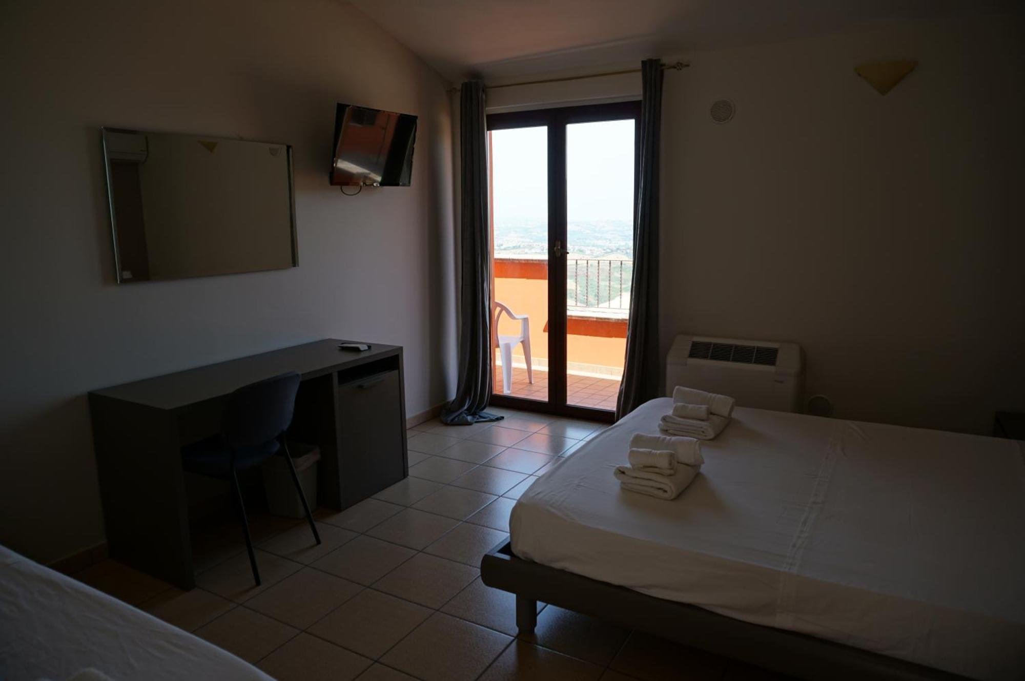 La Terrazza Motta Bed and Breakfast Atri Exteriör bild