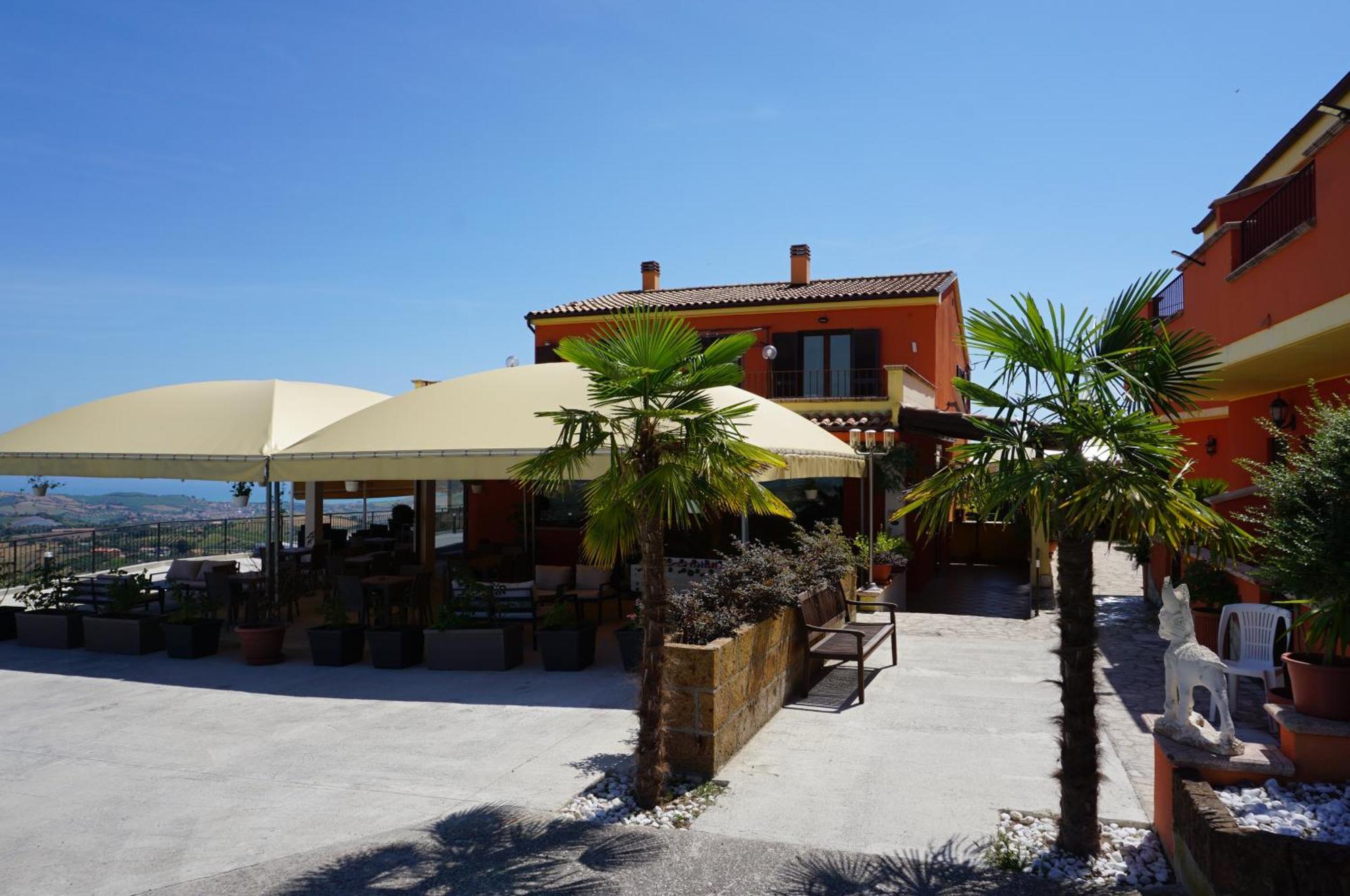 La Terrazza Motta Bed and Breakfast Atri Exteriör bild